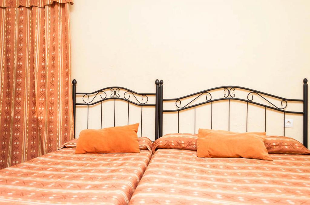 Pension La Montorena Sevilla Bagian luar foto
