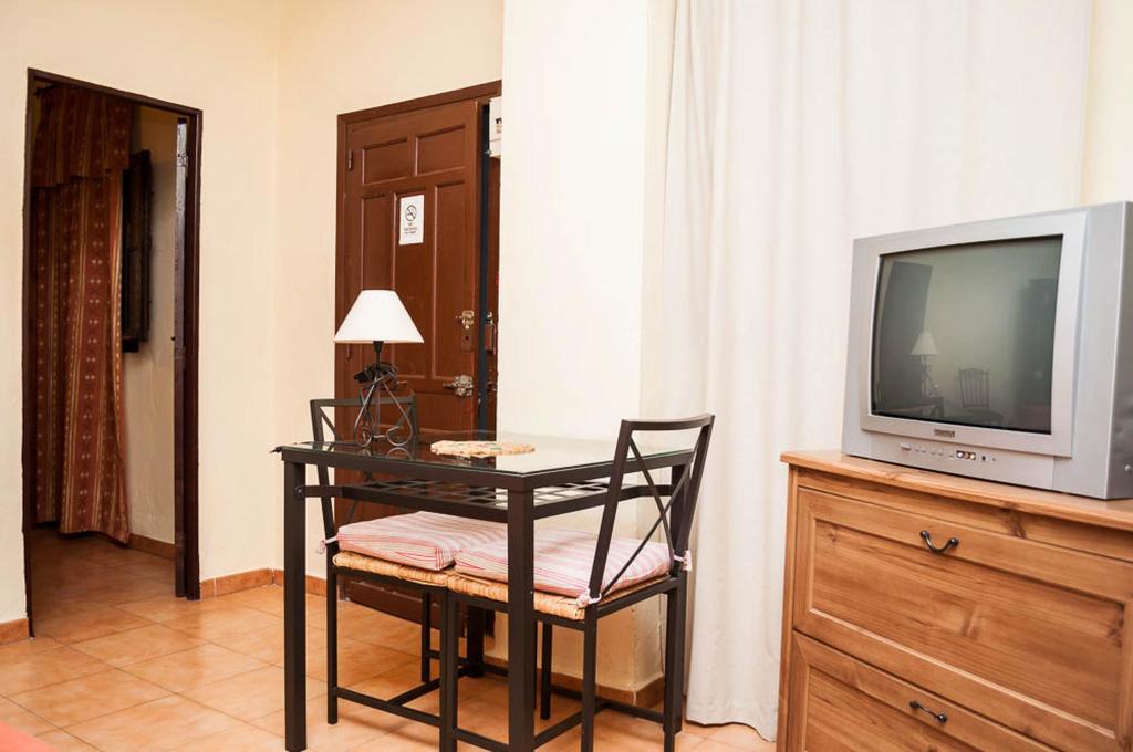 Pension La Montorena Sevilla Bagian luar foto